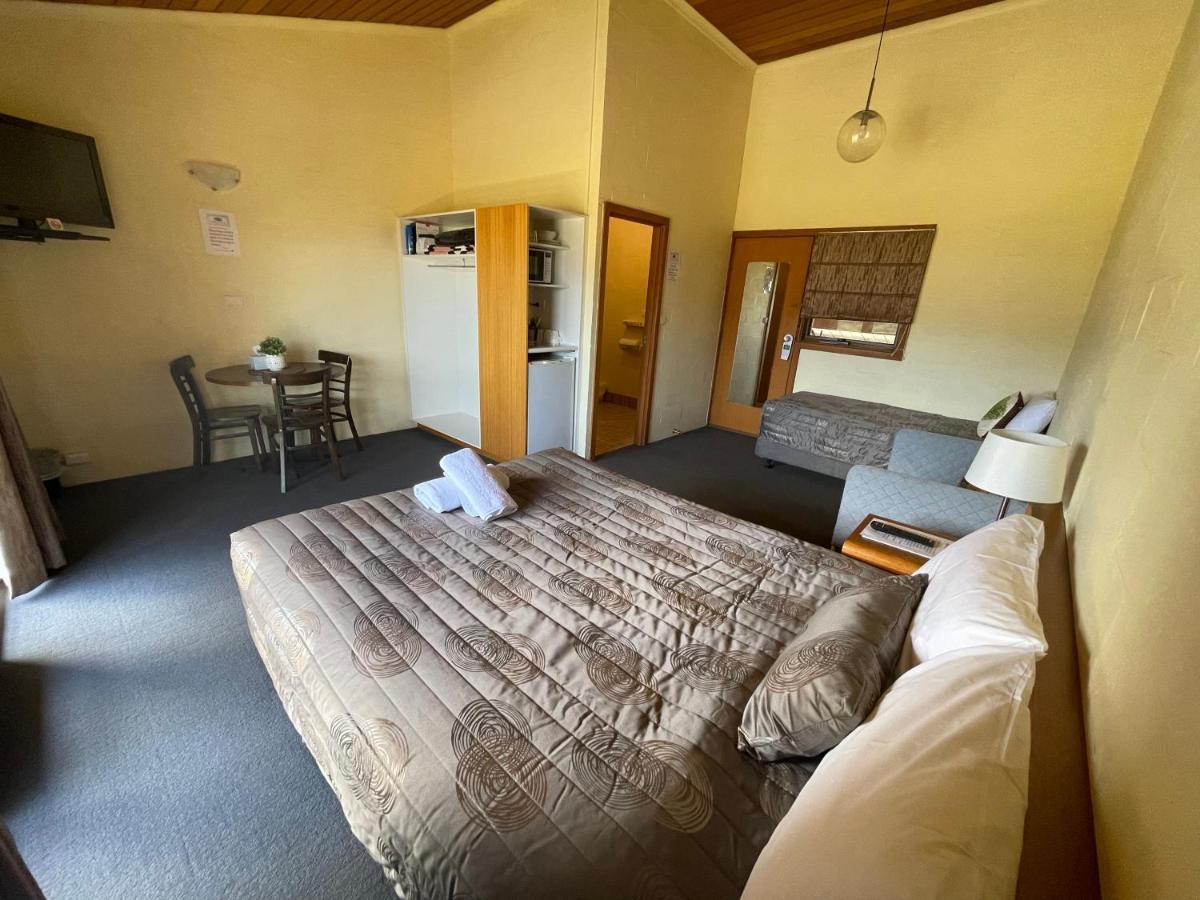 Mountain Creek Motel Bar & Restaurant Mount Beauty Esterno foto
