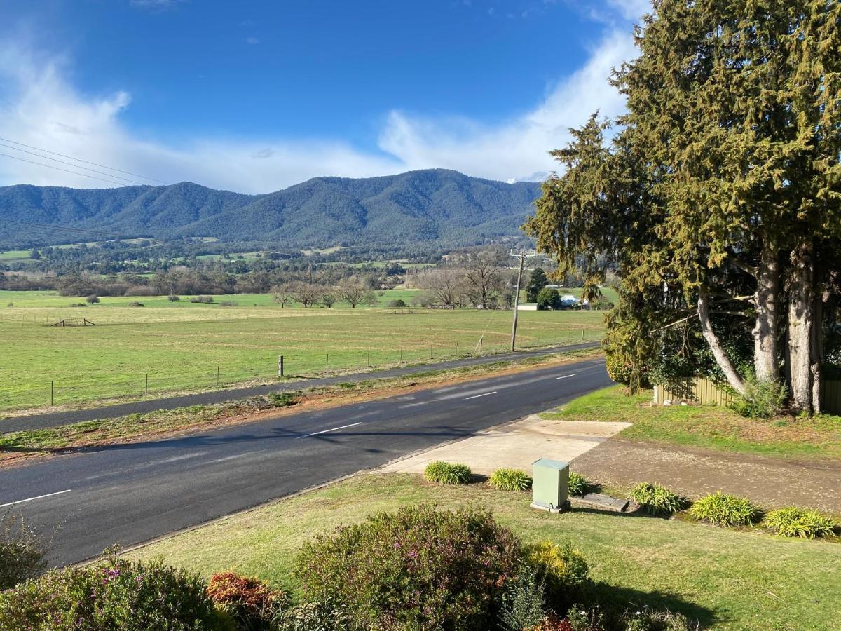Mountain Creek Motel Bar & Restaurant Mount Beauty Esterno foto