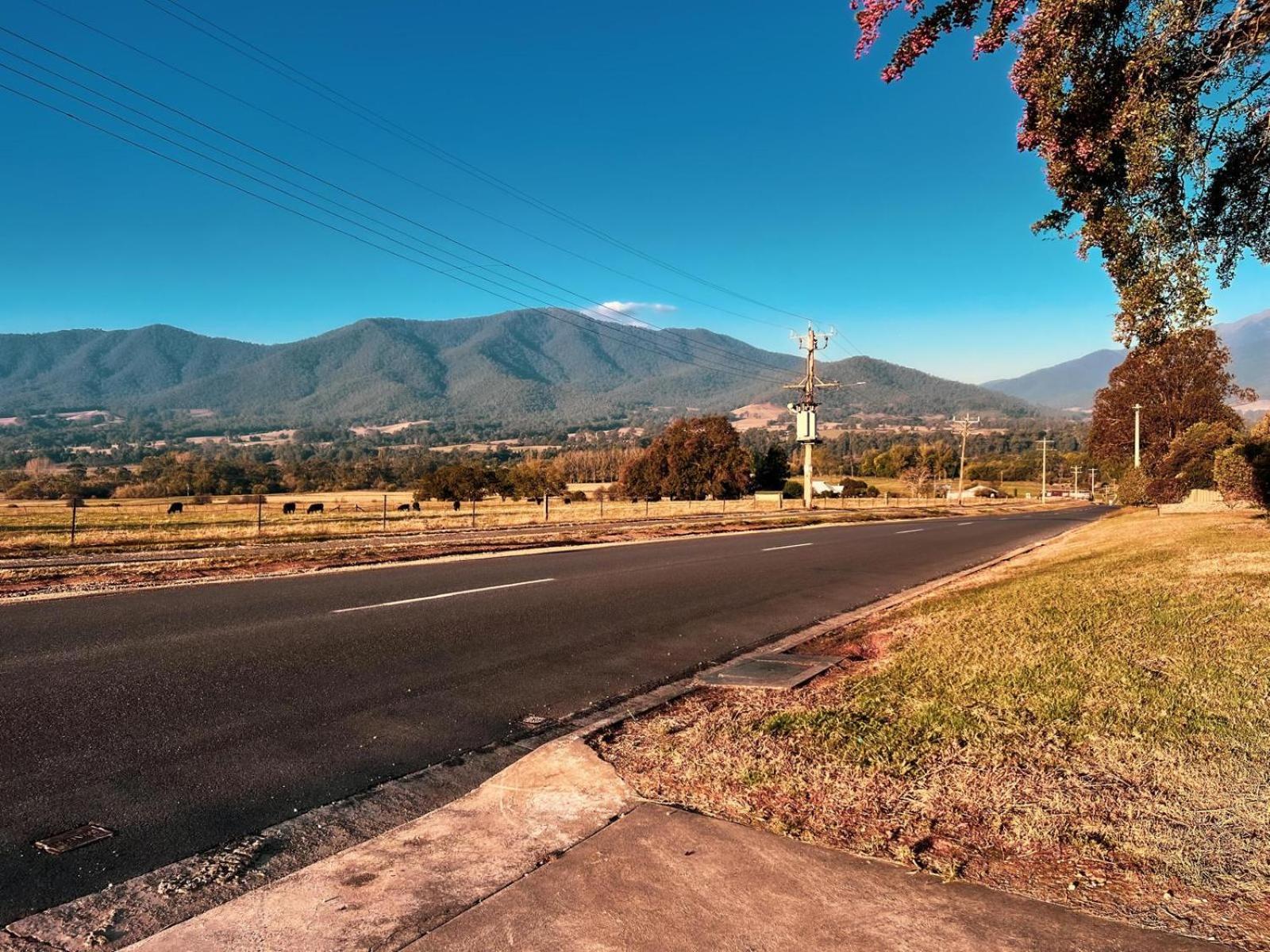 Mountain Creek Motel Bar & Restaurant Mount Beauty Esterno foto
