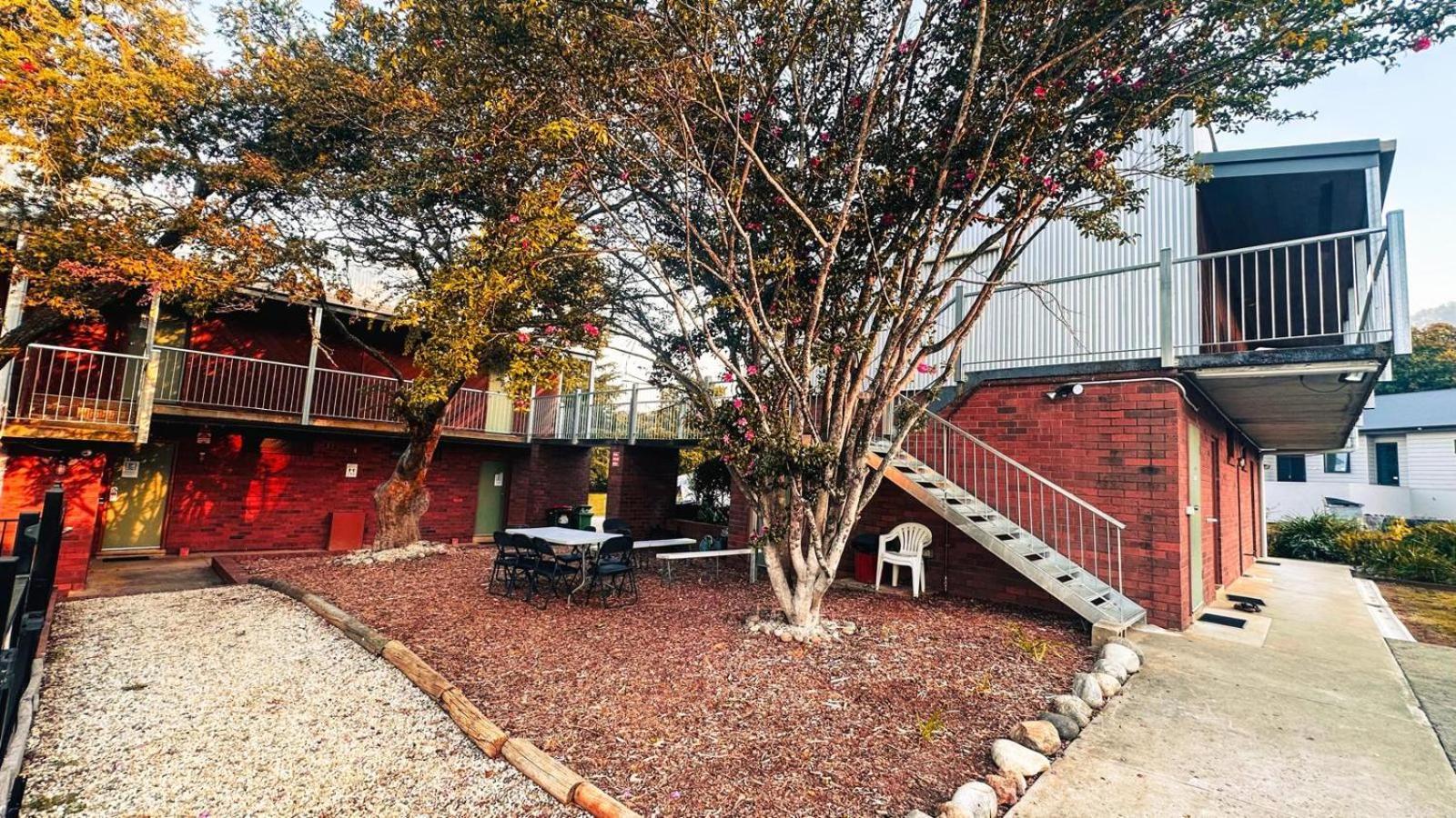 Mountain Creek Motel Bar & Restaurant Mount Beauty Esterno foto
