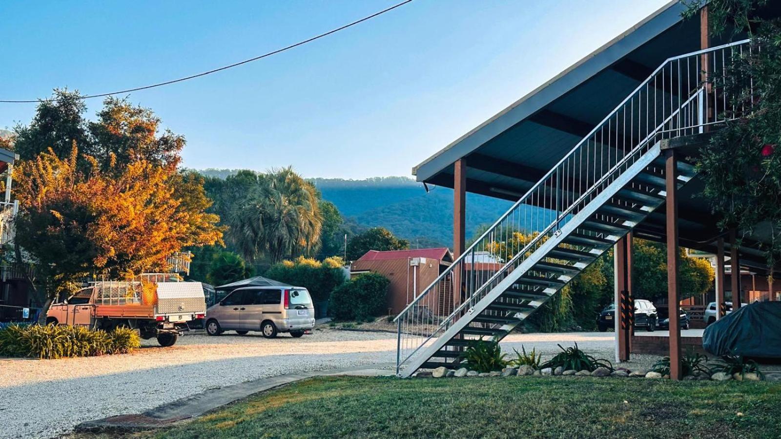 Mountain Creek Motel Bar & Restaurant Mount Beauty Esterno foto
