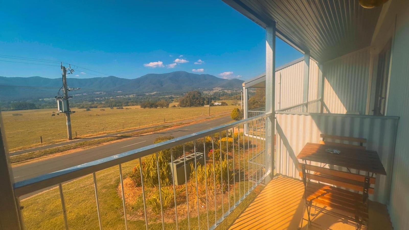 Mountain Creek Motel Bar & Restaurant Mount Beauty Esterno foto