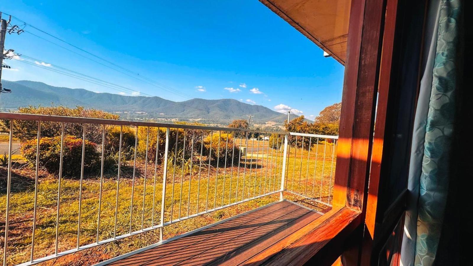 Mountain Creek Motel Bar & Restaurant Mount Beauty Esterno foto