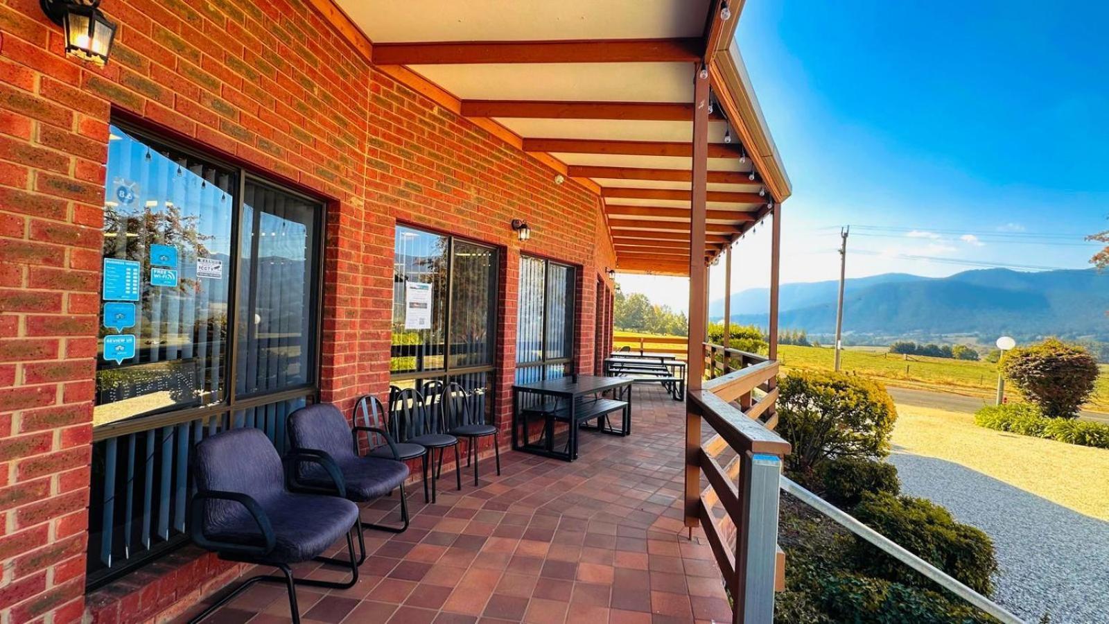 Mountain Creek Motel Bar & Restaurant Mount Beauty Esterno foto