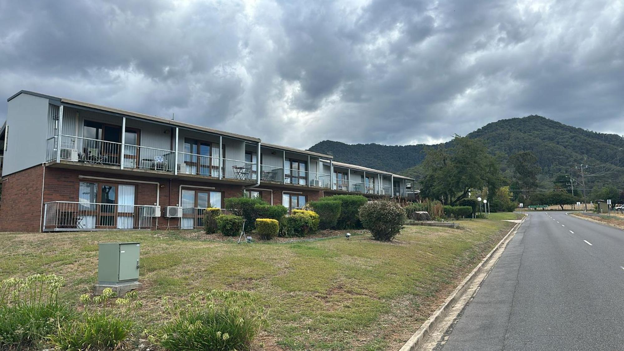 Mountain Creek Motel Bar & Restaurant Mount Beauty Esterno foto