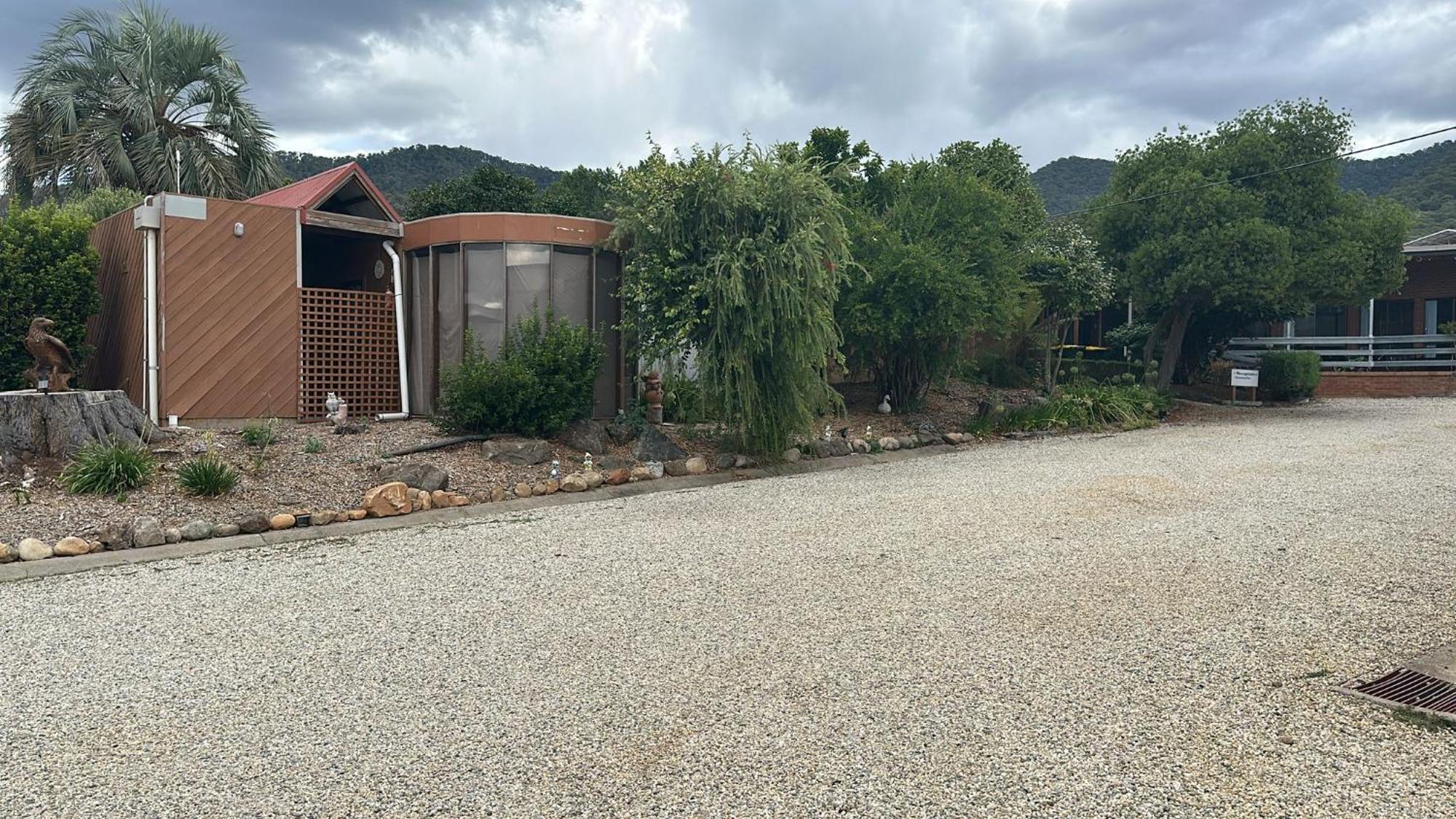 Mountain Creek Motel Bar & Restaurant Mount Beauty Esterno foto